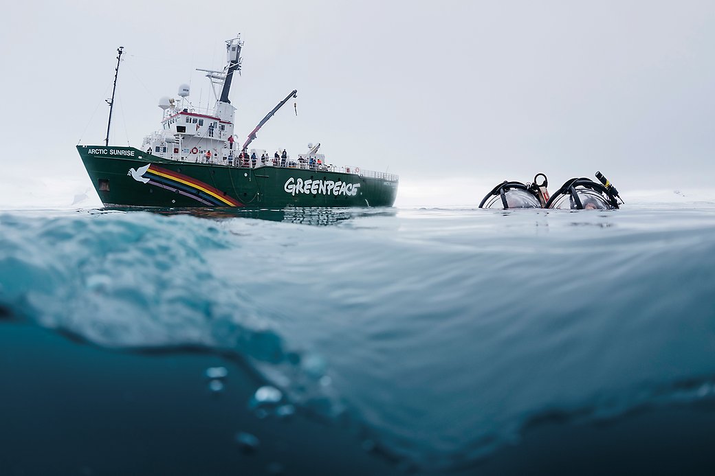 Greenpeace fartyg MV Arctic Sunrise tar havsvattenprover under expeditionen till Antarktis.