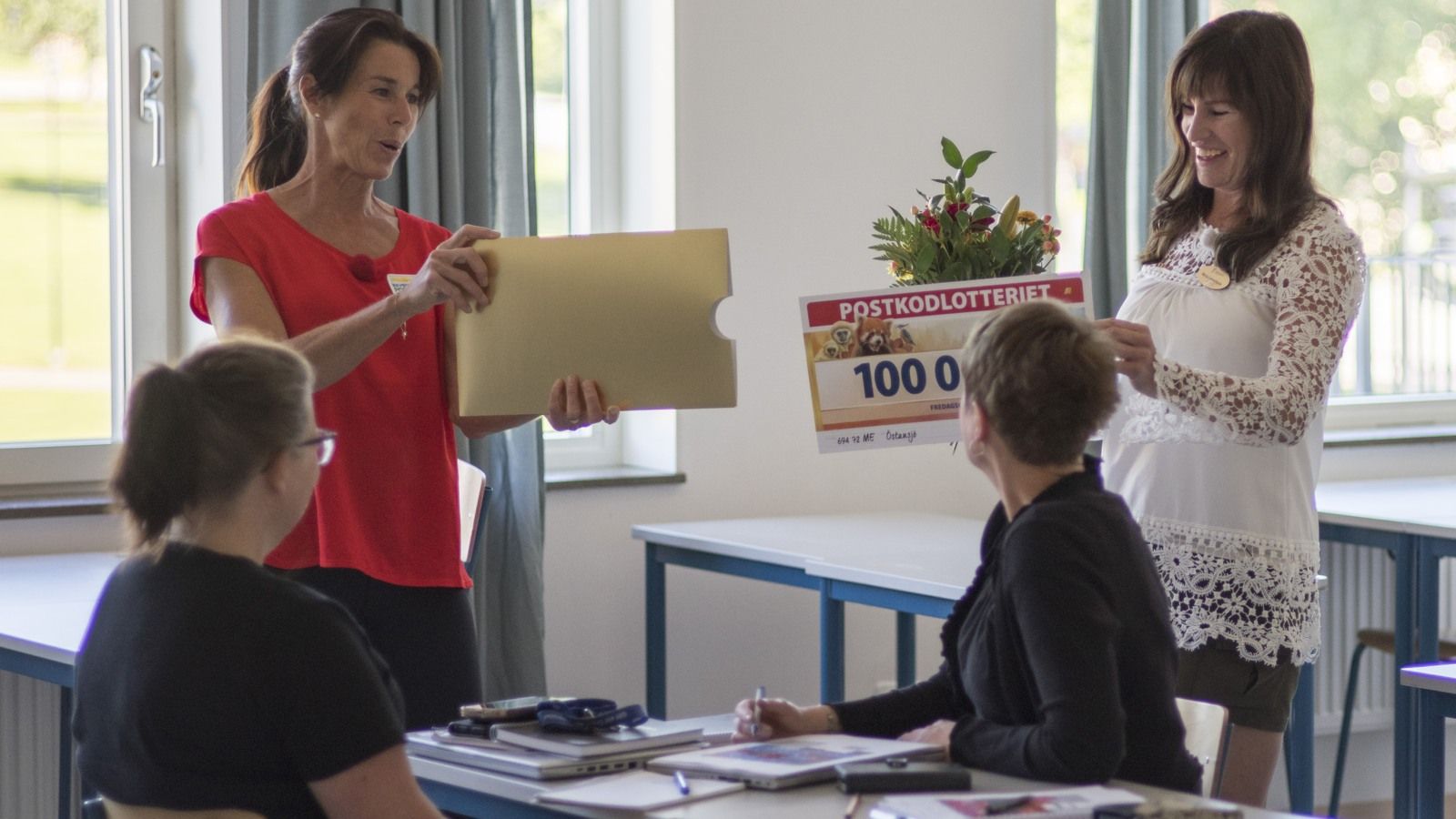 Kvinna blir överraskad på jobbet av Magdalena.