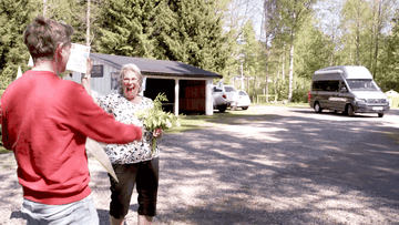Pia från Farsta blir jätteglad när en husbil rullar in på gårdsplan. Jesper står bredvid med guldkuvert.
