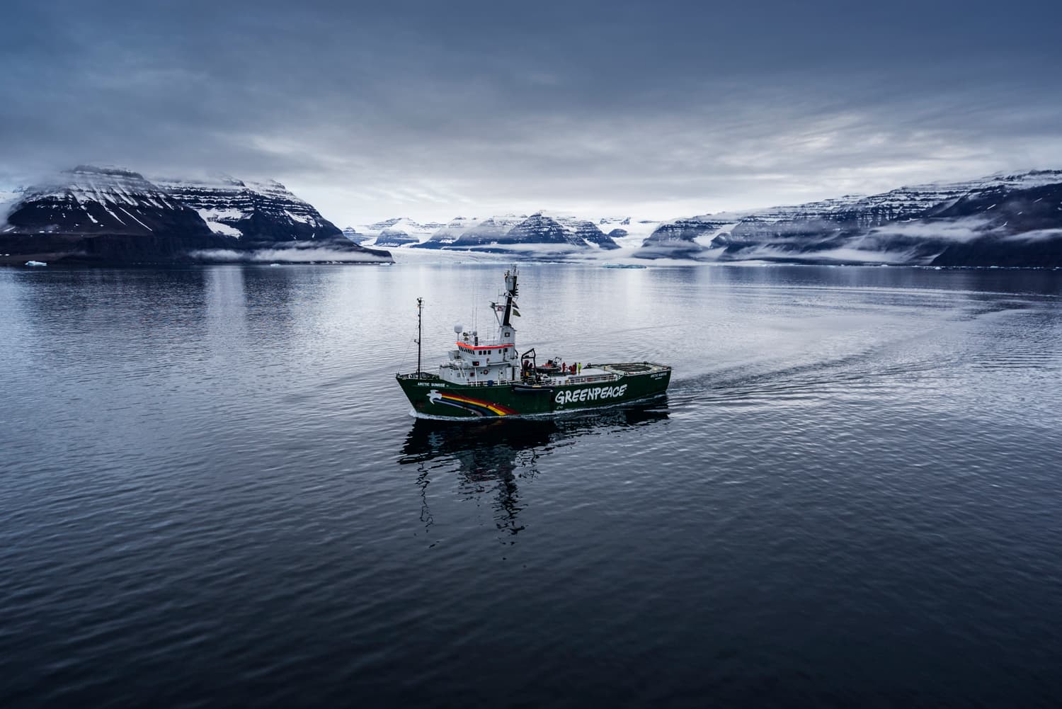 En av Greenpeace båtar i Grönland