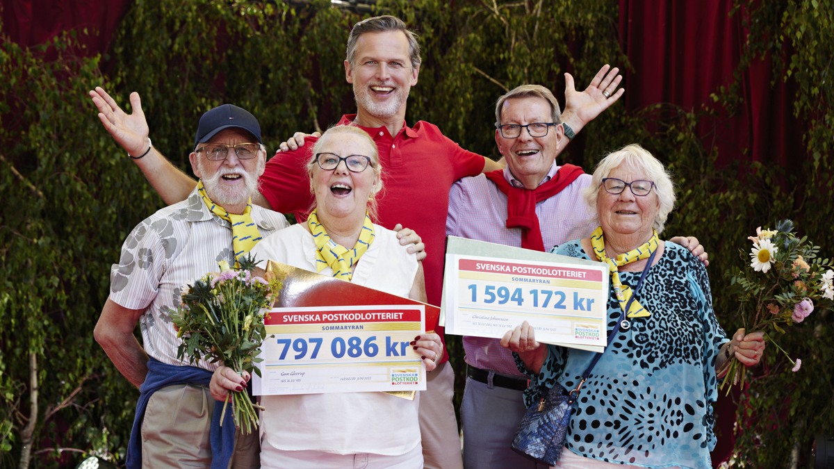 glad vinnare visar upp check under grannyraevent i Laholm, oktober 2019