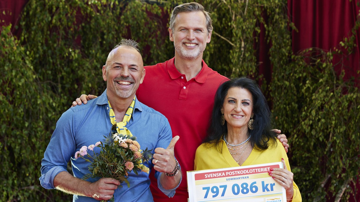 Glad vinnare från Våxtorp tar emot vinstcheck under grannyran i oktober 2019