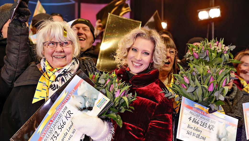 Margareta Laudon med sin vinstcheck på Grannyran i Mullsjö 2018