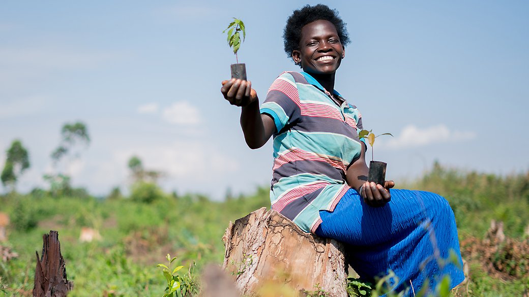 Träd är ett effektivt verktyg för att bekämpa fattigdom och Jamira på bilden medverkar i ett projekt för att återplantera Ugandas skogar.
