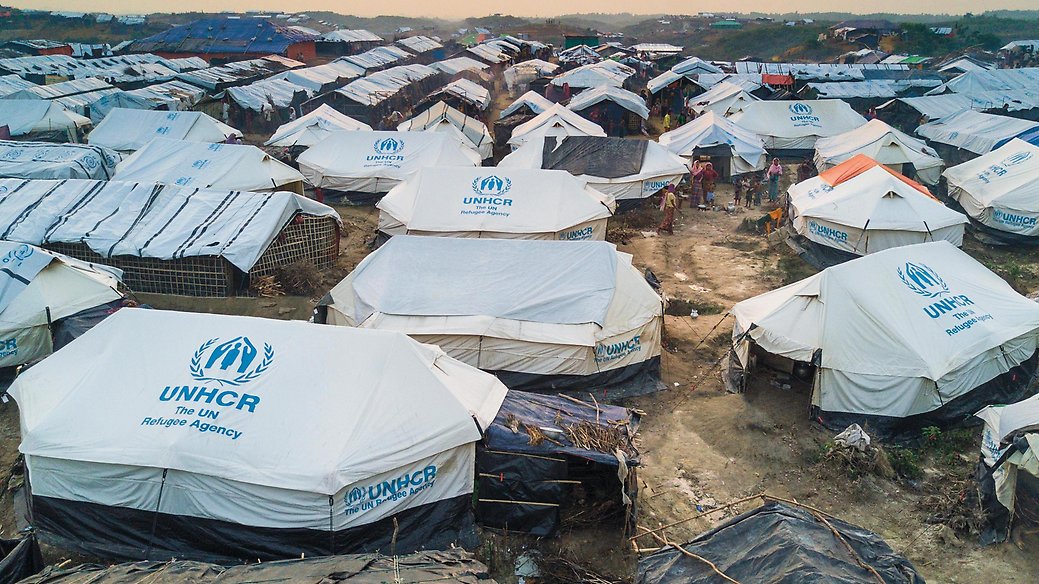 Här kan du se det största flyktinglägret  i Kutupalong  i Bangladesh. Här lever 820 000 traumatiserade rohingyer som alla flytt från våld och övergrepp i Burma.