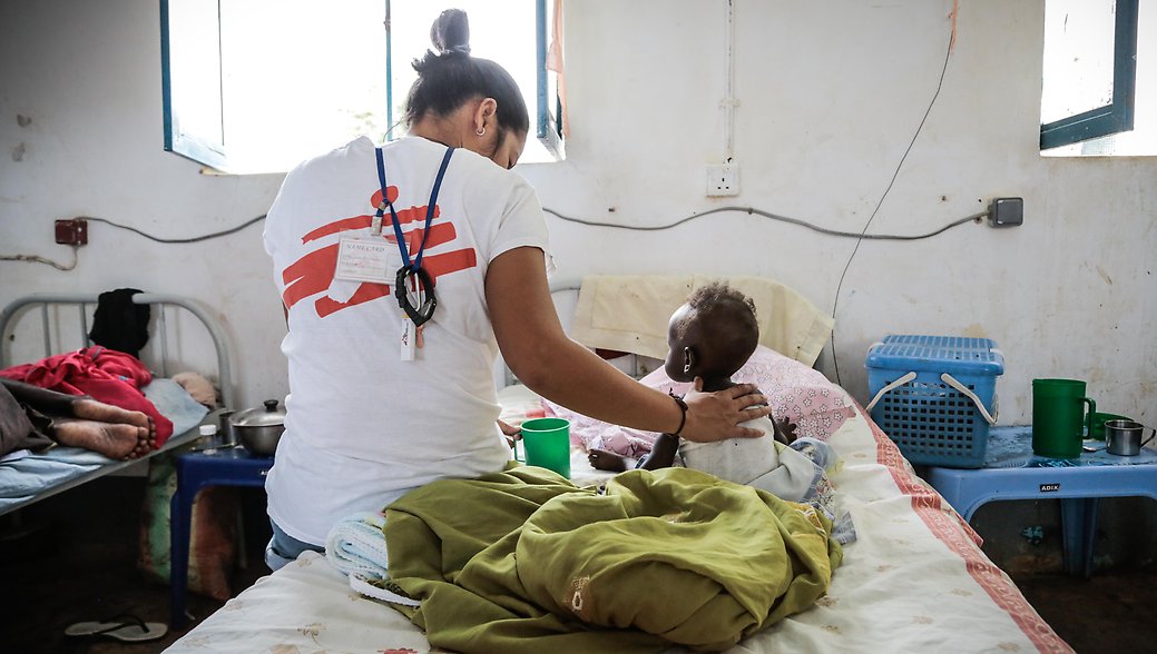 Sjuksköterskan Jessa Pontevedra är med en flicka på avdelningen för undernärda barn, på ett av Läkare Utan Gränsers sjukhus i Sydsudan.