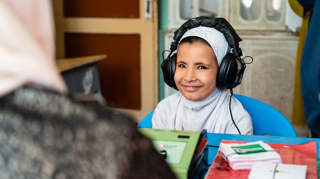 Farhangiz som är med på bilden är 8 år och har en hörselnedsättning. Hon går i Svenska Afghanistankommitténs skola för barn med funktionsnedsättning.