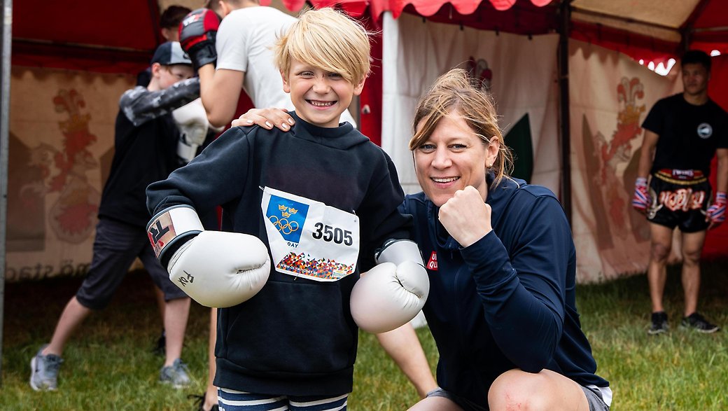 Ett av de besökande barnen på Olympic Day i Malmö har precis fått en boxningslektion av olympiern Anna Laurell Nash.