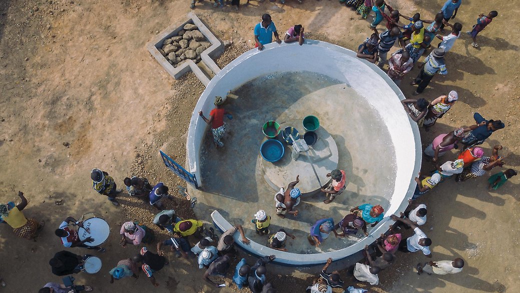 Den nya pumpen i byn Tombohuaun, ser till att de 400 byborna nu slipper bli sjuka av smutsigt vatten.