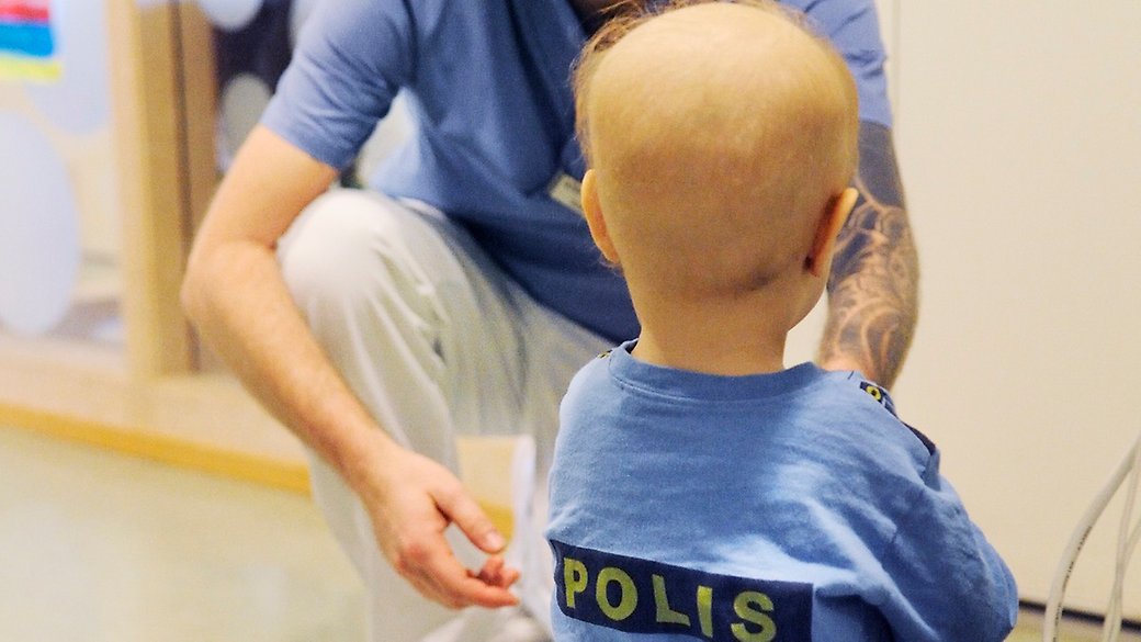 Nils här ar levercancer (hepatoblastom), han var bara tre år när den här bilden togs. Här är han tillsammans med sjuksköterskan Stefan på Astrid Lindgrens barnsjukhus.