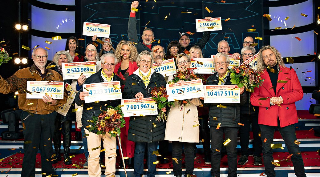 Glada vinnare står på scenen under Grannyran i Söderbärke 2019