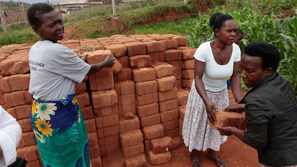Loida Twine, Hamidah Nantume och Constant Mawoujja på bilden har fått lära sig att tillverka tegelstenar som de dels bygger sina egna hus med och dels säljer på marknader.