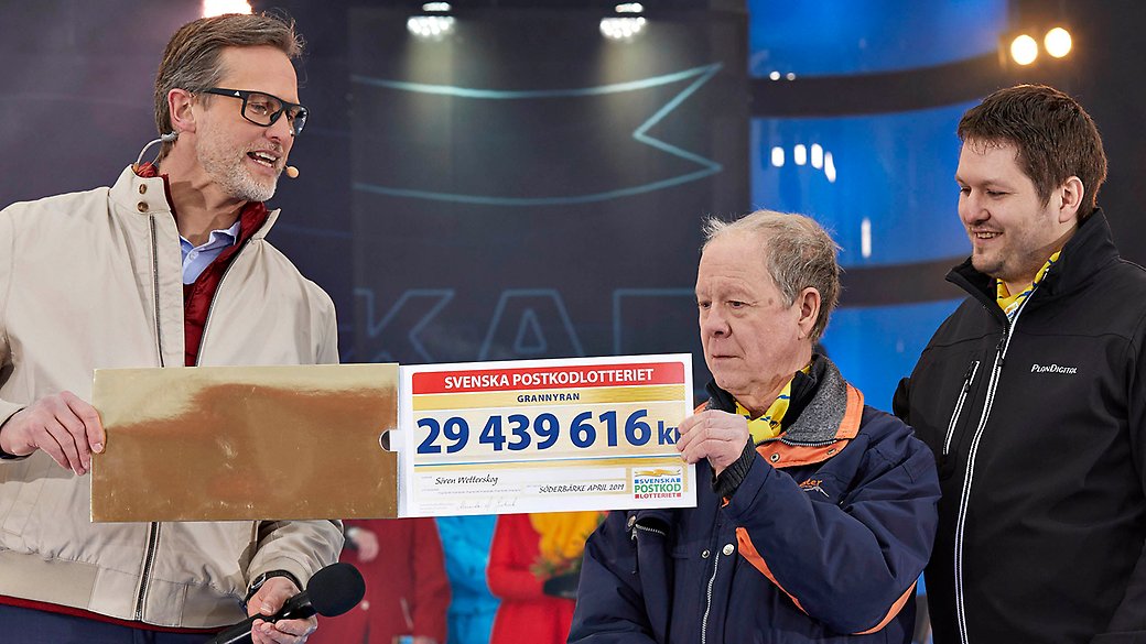 Sören Wetterskog tar emot sin check på 29 miljoner kronor under Grannyran i Söderbärke i april 2019.