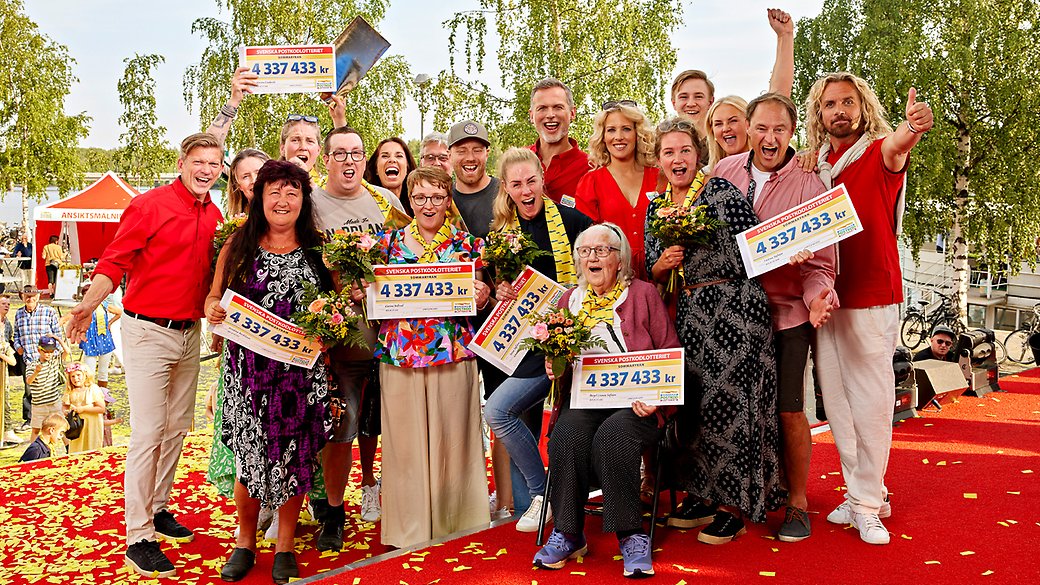 Glada vinnare står på scenen under Grannyran i Söderbärke 2019