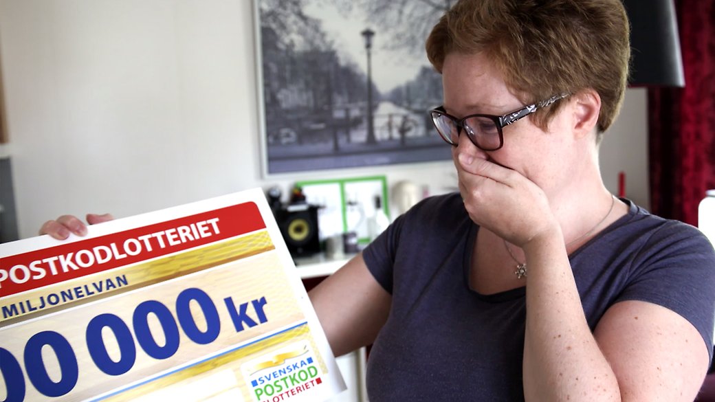 Hanna från Taberg står med sin vinstcheck på en miljon kronor och är väldigt lycklig.