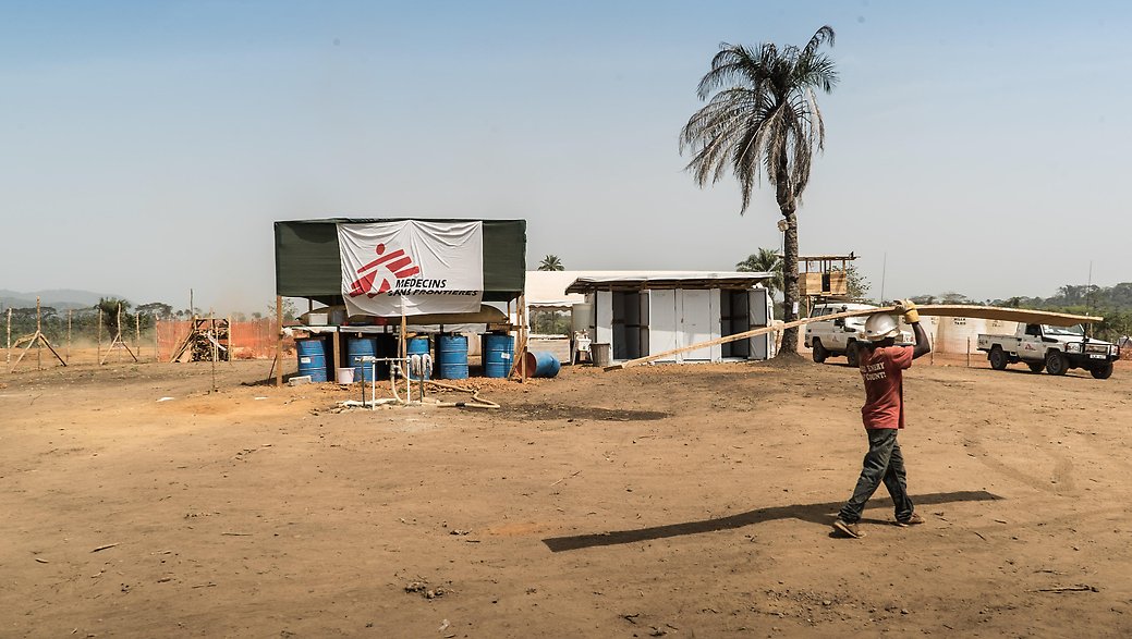 Byggarbetare under bygget av nytt sjukhus i Sierra Leone 
