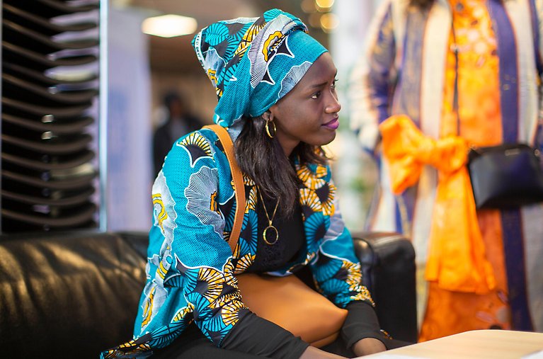 Sokhna som är på bilden kommer från från Senegal och tycker att det allra mest positiva med Backa är systerskapet och gemenskapen mellan kvinnorna.