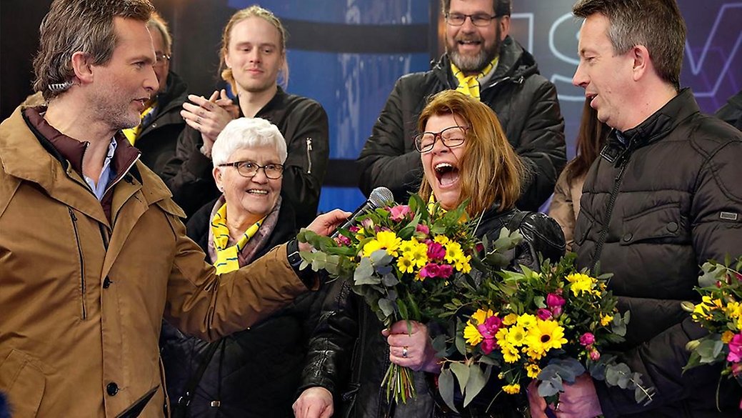 Annelie från Åby vann 1,1 miljoner i Grannyran. Här står hon på scenen under grannyraeventet och vrålar av lycka.