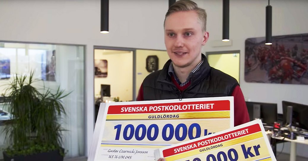 Gustav från Spånga blev ensam vinnare i postkoden. Här tar han emot sina vinstcheckar på 1,7 miljoner kroner. 