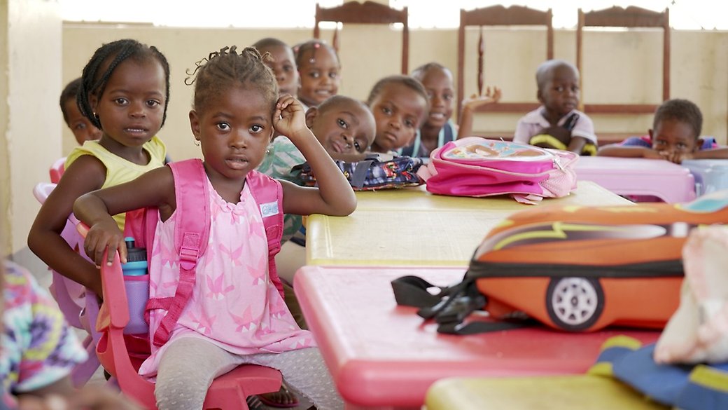 Här är barn från Moçambique samlade i ett klassrum. SOS Barnbyar har i mer än 70 år arbetat mot målet att inget barn ska växa upp ensamt. 