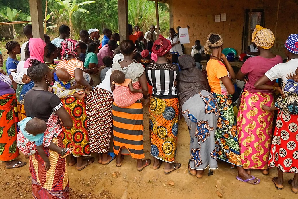 Kvinnor och barn utanför sjukhuset i Sierra Leone 