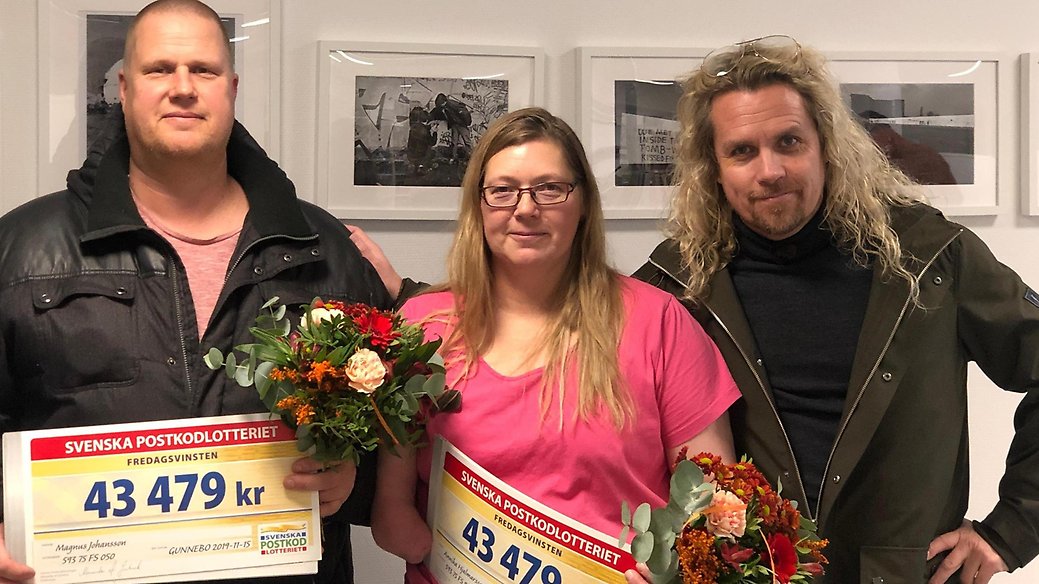 Glada vinnare från Postkodlotteriet. Här tillsammans med Kicken och vinstcheckar från Postkodlotteriet.