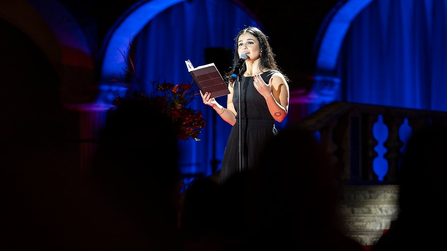 Spoken word-stjärnan Sara Nazari framför sin dikt Mina Drömmars stad.